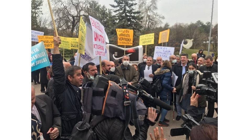 TBMM'nde görüşülen önerge kabul edildi. Görme engelliler artık bağımsız oy kullanacaklar. Engelli Hakları mücadelemiz adına hayırlı olsun.